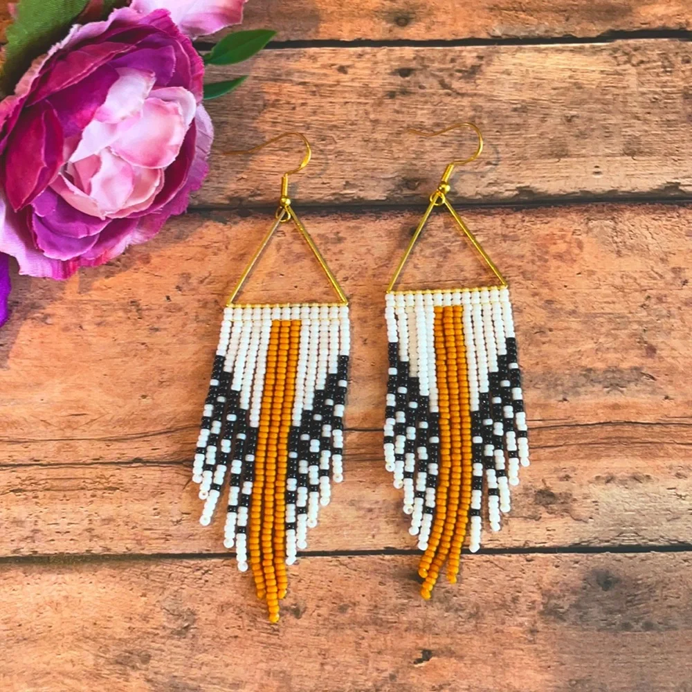 Dangle beaded earring - Picture 1 of 5